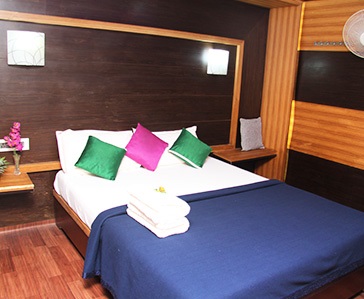 three bedroom deluxe houseboat
