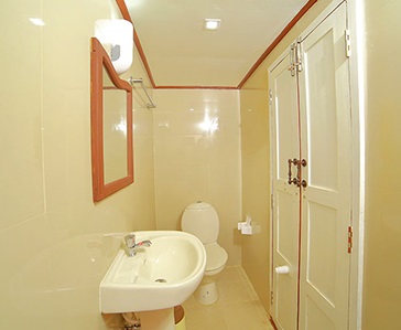 Six Bedroom Deluxe Houseboat