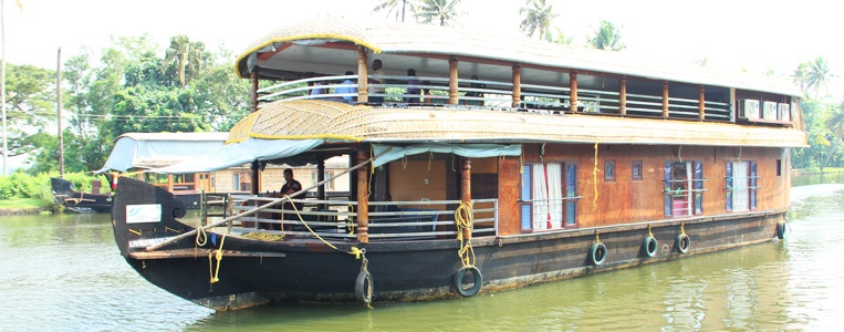 three bedroom deluxe houseboat